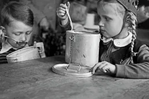 Ein Junge und ein Mädchen werden in einer karitativen Einrichtung in Frankfurt an der Oder gespeist, Deutschland 1948.