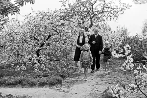 Familie im Pfarrgarten der Sankt Gertraud Kirche in Frankfurt an der Oder, 1949.