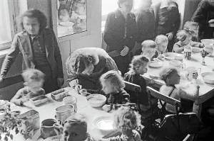 Kinder in Frankfurt an der Oder 1948 erhalten Nahrungsmittel durch die Canadian Lutheran World Relief