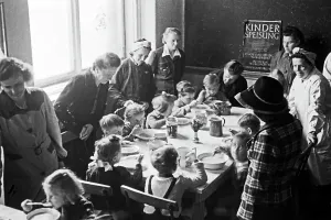Kinder in Frankfurt an der Oder 1948 - Spendenfutter durch die Canadian Lutheran World Relief
