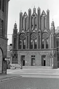 Blick auf die Fassade des Rathauses in Frankfurt an der Oder kurz vor Eröffnung des Frühlingsmarkts, Deutschland 1949.