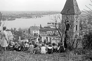 Kinder aus einem Lebuser Kindergarten wandern um die Kleinstadt mit der Evangelischen Stadtkirche im Hintergrund, Deutschland 1949.