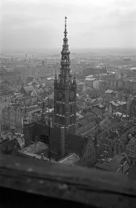 Blick auf das Rechtstädtische Rathaus vom Turm der Marienkirche in Danzig, Polen 1930er Jahre.