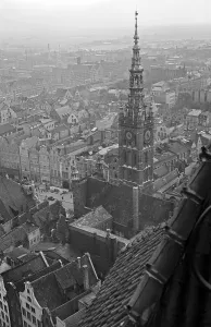 Blick auf das Rechtstädtische Rathaus vom Turm der Marienkirche in Danzig, Polen 1930er Jahre.