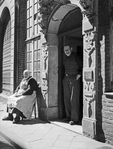 Ein altes Haus in Danzig mit Bewohnern, 1930er Jahre.