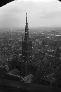 Blick vom Turm der St. Marienkirche auf den Rathausturm und die Speicherinsel in Danzig, Deutschland, 1930er Jahre