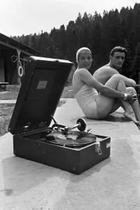 Gerahmter Druck : Electrola. In dem Freibad mit einem Kofferplattenspieler der Marke Electrola Gerahmter Druck : Electrola. In dem Freibad mit einem Kofferplattenspieler der Marke Electrola