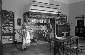 Amateurdarsteller stellen die Mode der Biedermeierzeit nach, Deutschland 1930er Jahre.