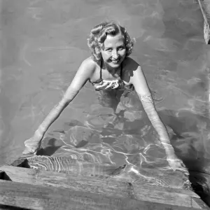 Woman In Swimsuit Drucke: Freizeit