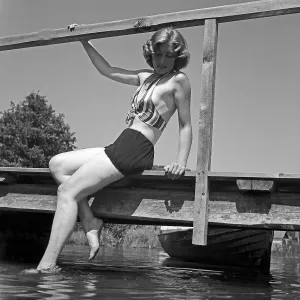 Black And White Female Model Drucke: Freizeit