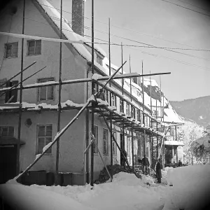 Ein Haus mit einem Gerüst, Deutschland in den 1950er Jahren.