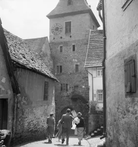 Hirschhorn am Neckar - Gasse mit Blick zur Pfarrkirche Unbefleckte Empfängnis Maria in Hirschhorn am Neckar im Odenwald, Deutschland 1930er Jahre.