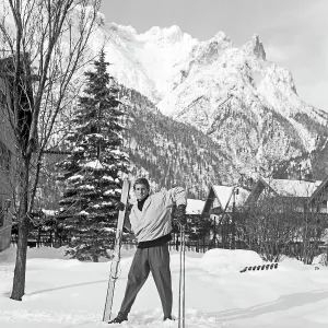 Ein junger Mann in den Alpen mit Skiern, Deutschland 1959.