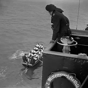 Deutsche Offiziere beobachten Marine-Rekruten beim Kutterpullen-Wettkampf, Deutschland 1930er Jahre.