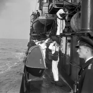 Deutsche Marine-Recruten der 2. Minensuchflottille vorbereiten sich und das Beiboot auf einen Kutterpull-Wettkampf, Deutschland 1930er Jahre.