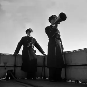 Deutsche Offiziere feiern die Marinerekruten beim Kutterpullen-Wettbewerb, 1930er Jahre.
