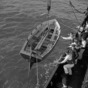 Deutsche Marine-Einheiten bereiten sich auf einen Kutterpull-Wettkampf vor, Deutschland 1930er Jahre.