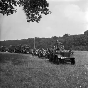 Deutsche Militäringenieure legen eine Minensperre im Gelände, 1940er Jahre.