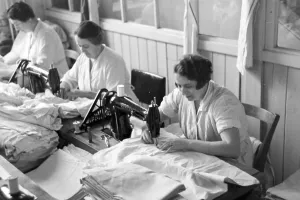 Weibliche Mitarbeiterinnen bei der Herstellung von Reisekissen in einem Mitropa-Werk, Deutschland, 1930er Jahre.