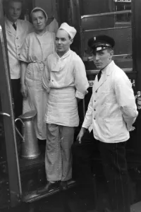 Personal der Bahnküche in einem Mitropa Speisewagen, Deutschland 1930er Jahre.