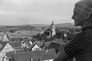 Eine junge Frau genießt den Blick über Waiblingen, Deutschland 1930er Jahre.