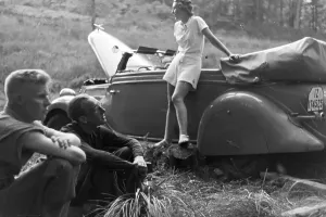 Ein Reisezug in Deutschland rastet auf einer Wiese, 1930er Jahre