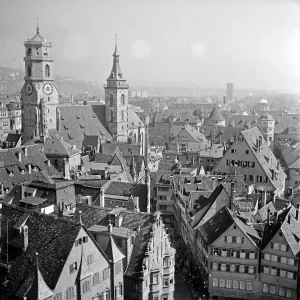 Blick vom Rathausturm auf die Altstadt und den Marktplatz zur Stiftskirche in Stuttgart, Deutschland 1930er Jahre.