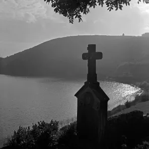 Grabkreuz auf dem Friedhof mit Blick auf das Totenmaar in Weinfeld bei Daun in der Eifel, Deutschland, 1930er Jahre.