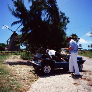 Touristen mit einem Strandbuggy bei einer alten Windmühle auf Barbados, um 1985