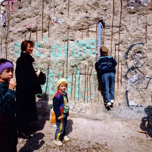 Kinder an der Berliner Mauer auf Westseite, 1990