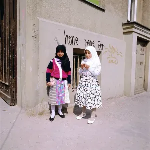 Zwei Mädchen in Kreuzberg, Berlin 1990