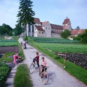 Blick auf das Münster St. Maria und Markus auf der Insel Reichenau im Bodensee, Baden-Württemberg um 1983