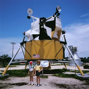 Kinder vor dem Apollo-Lunar-Modul im Kennedy Space Center in Cape Canaveral, Florida, USA.