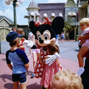 Kinder mit Minnie Mouse in Disneyworld, Orlando, Florida, USA 1987
