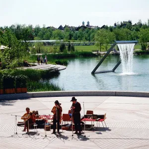 Münchner Musikanten vor der Wasserplastik im Westpark auf der Internationalen Gartenausstellung in München.