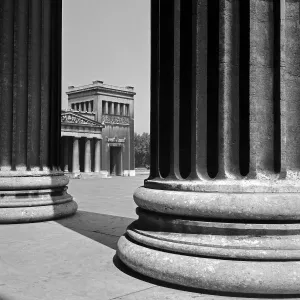 Gerahmter Druck : München. Blick zwischen Säulen hindurch auf die Propyläen am Königsplatz in München Gerahmter Druck : München. Blick zwischen Säulen hindurch auf die Propyläen am Königsplatz in München