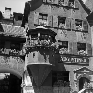 Gerahmter Druck : Stuttgart. Augustiner Bierauschanke im alten Stadtkern Stuttgarts Gerahmter Druck : Stuttgart. Augustiner Bierauschanke im alten Stadtkern Stuttgarts