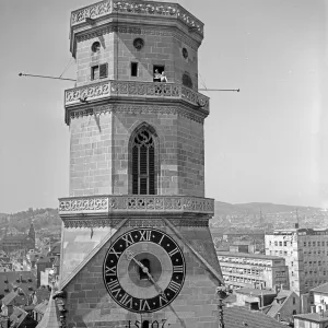 Blick auf den Glockenturm der Stiftskirche in Stuttgart, Deutschland (1930er Jahre)