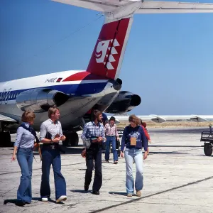 Ein Flugzeug bei der Ankunft mit aussteigenden Gästen, 1980er.