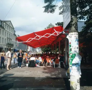 Kaffeehaus mit umfassender Platzanlage in der Kasseler Innenstadt, Deutschland, 1980er Jahre.