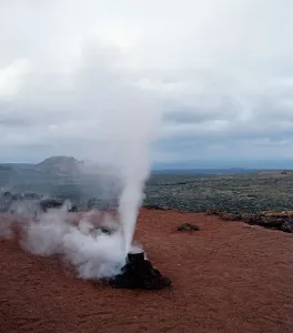 Heiße Wasserfontäne in den Montanas del Fuego, Feuerbergen auf der Kanarischen Insel Lanzarote, Spanien 1980er.