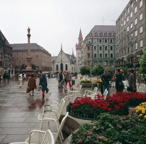 München im Sommer 1973: Marienplatz mit Fußgängerzone und historischem Altstadtzentrum.