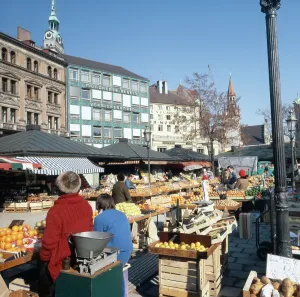 Münchens Altstadt mit Verkaufsstand auf dem Viktualienmarkt, 1985.