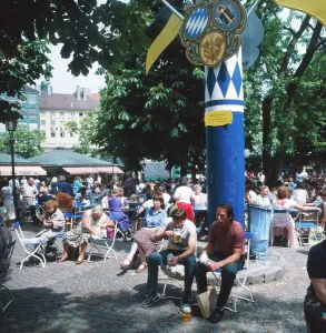 Münchner Altstadt mit Maibaum und Biergarten auf dem Viktualienmarkt, 1985.