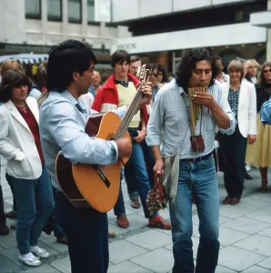 Zwei Strassenmusiker in der Fußgängerzone der Kaufingerstraße, München 1985