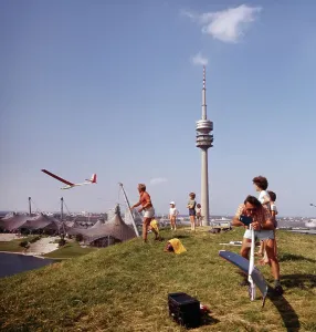 München im Sommer 1973: Blick vom Olympiapark auf das Olympiastadion und den Olympiaturm.