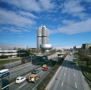 Münchner Skyline mit BMW-Hochhaus am Petuelring.