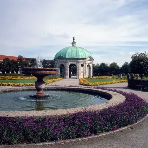 Münchens Stadtzentrum mit Hofgarten und Dianatempel, 1985.