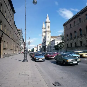 München, 1985. Blick auf die Bayerische Staatsbibliothek und die Ludwigskirche in der Maxvorstadt.