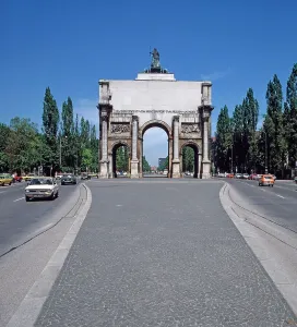 Das Siegestor in München, 1985.